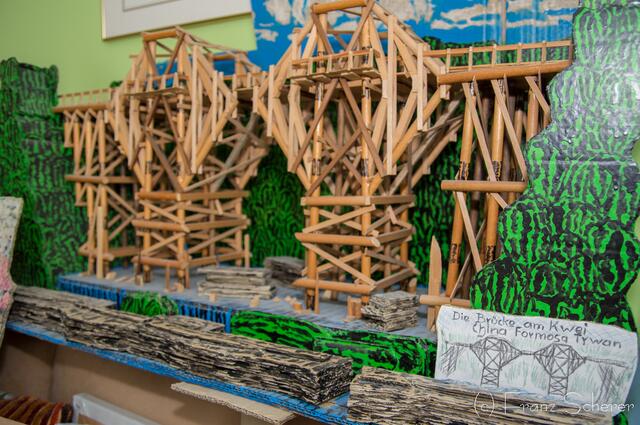 Kurt Lorenz baut Modellschiffe. Aber auch so manches andere historische Bauwerk finden wir in seiner Werkstatt. Die schicksalsträchtige "Brücke am Kwai" aus dem gleichnamigen Kinofilm  hat Lorenz ebenfalls zum Leben erweckt.