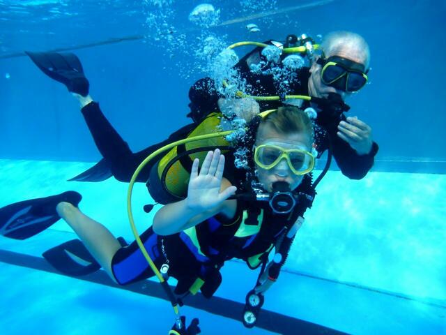 Schnuppertauchen mit den Friesentauchern in Zusammenarbeit mit dem Tauchclub Altwarmbüchen e.V. im Freibad Hänigsen am 6. August 2013