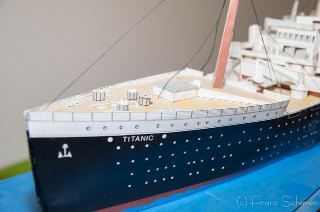 Kurt Lorenz baut Modellschiffe. Die Titanic hat Lorenz aus Papier gebaut, bevor er sich an den Bau aus festen Materialien machte. Das Papiermodel steht in der Friedberger Kindertagesstätte "Villa Kunterbunt"