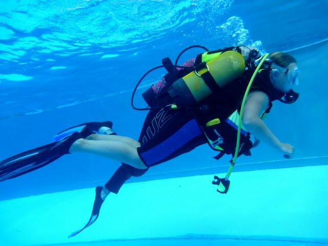 Schnuppertauchen mit den Friesentauchern in Zusammenarbeit mit dem Tauchclub Altwarmbüchen e.V. im Freibad Hänigsen am 6. August 2013
