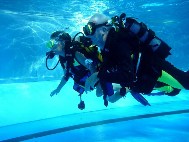 Schnuppertauchen mit den Friesentauchern in Zusammenarbeit mit dem Tauchclub Altwarmbüchen e.V. im Freibad Hänigsen am 6. August 2013