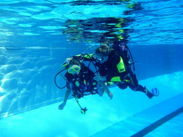 Schnuppertauchen mit den Friesentauchern in Zusammenarbeit mit dem Tauchclub Altwarmbüchen e.V. im Freibad Hänigsen am 6. August 2013