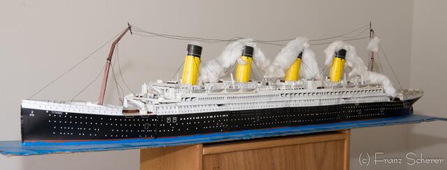 Kurt Lorenz baut Modellschiffe. Die Titanic hat Lorenz aus Papier gebaut, bevor er sich an den Bau aus festen Materialien machte. Das Papiermodel steht in der Friedberger Kindertagesstätte "Villa Kunterbunt"