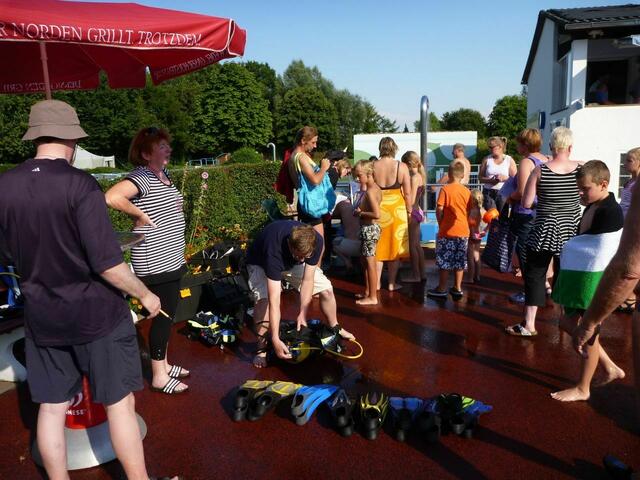 Schnuppertauchen mit den Friesentauchern in Zusammenarbeit mit dem Tauchclub Altwarmbüchen e.V. im Freibad Hänigsen am 6. August 2013