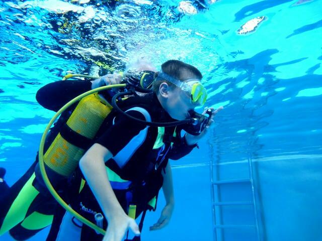 Schnuppertauchen mit den Friesentauchern in Zusammenarbeit mit dem Tauchclub Altwarmbüchen e.V. im Freibad Hänigsen am 6. August 2013