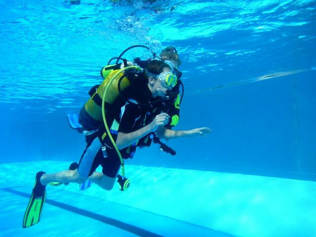 Schnuppertauchen mit den Friesentauchern in Zusammenarbeit mit dem Tauchclub Altwarmbüchen e.V. im Freibad Hänigsen am 6. August 2013