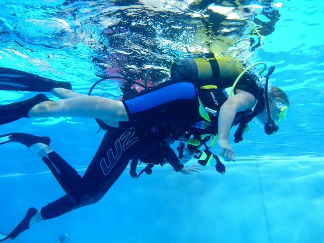 Schnuppertauchen mit den Friesentauchern in Zusammenarbeit mit dem Tauchclub Altwarmbüchen e.V. im Freibad Hänigsen am 6. August 2013