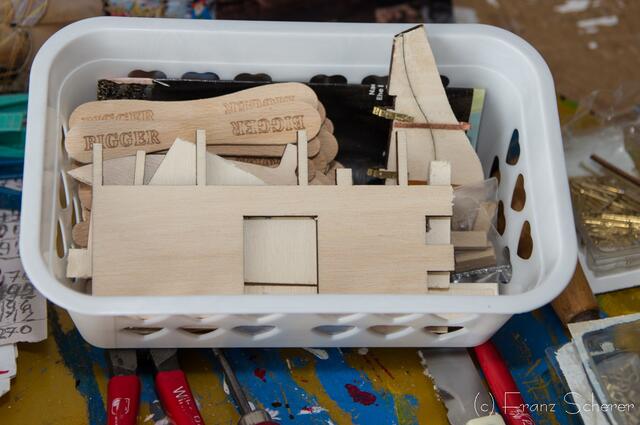 Kurt Lorenz baut Modellschiffe. Blick ins Materiallager des rüstigen 85jährigen Schiffsbauers