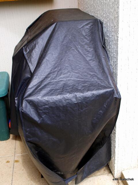 Im sommer über steht der Gasgrill mit einer passenden Plane agedeckt immer auf der Terrasse.