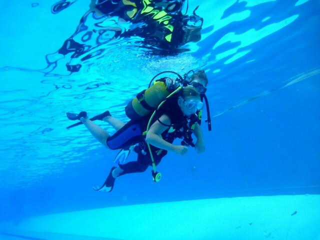 Schnuppertauchen mit den Friesentauchern in Zusammenarbeit mit dem Tauchclub Altwarmbüchen e.V. im Freibad Hänigsen am 6. August 2013
