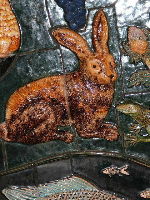 Der Hase ist der Heide, der unterm Weinstock Schutz sucht.