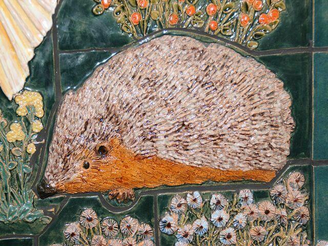 Igel: in der Lage, die Schlange zu töten, somit Überwinder des Bösen.