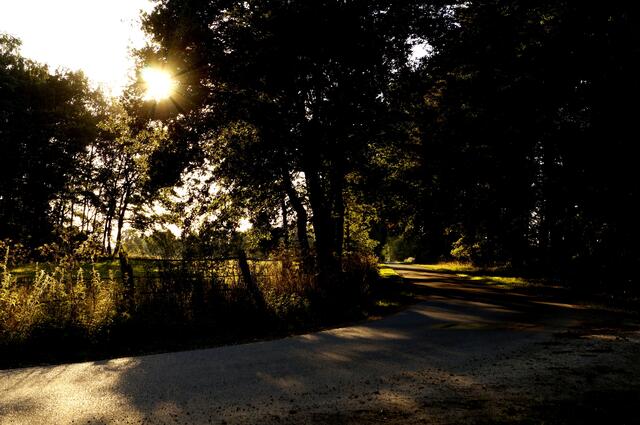 Ein Holztisch mit Bank lädt im Sonnenuntergang zum abendlichen Picknick ein, bevor die Wanderung zum "Blanken Flat" fortgesetzt wird...