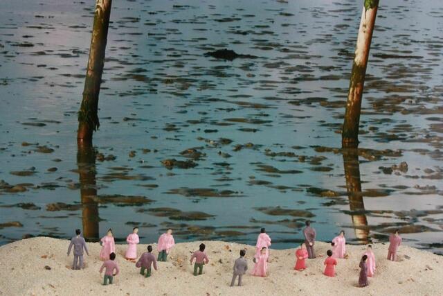 Rosa gekleidete Menschen am Strand