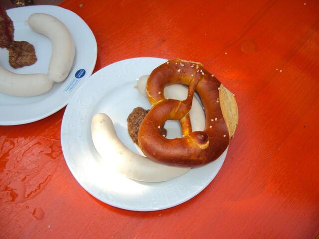 .. zum Frühschoppen mit Blasmusik und frisch gezapftem Bier ... eine feine Sache