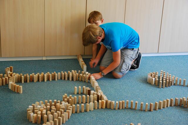 Nils, 12 beim konzentrierten Bauen