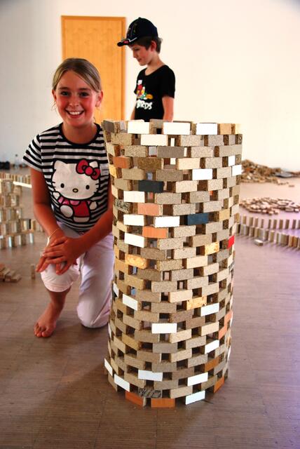 Alexandra (9) beim Turmbau