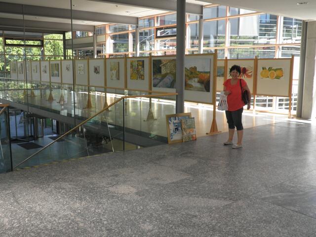 Leuchtend und luftig wie die Ausstellung ist der Raum