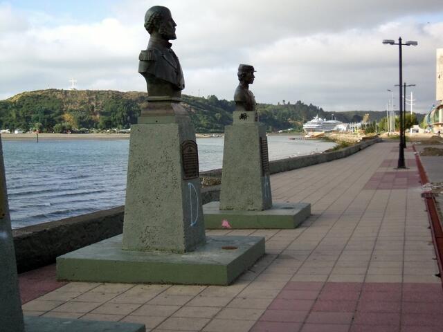 HAFENPROMENADE. IM HINTERGRUND: MS AMADEA