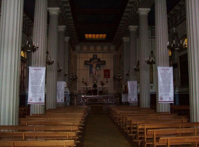 IM INNERN DER HOLZKIRCHE