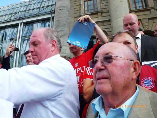 Ulli verteilte fleißig Autogramme                                      und Klaus Modlmeier ( re. ) hatte nachträglich sein schönstes Erlebnis zu seinem 75. Geburtstag | Foto: Klaus Modlmeier, Gablingen