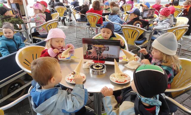 Sonnenschein, Eisbecher und Kinderlachen auf dem Markt in Naumburg