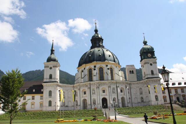 Blick vom Innenhof auf die Kuppel