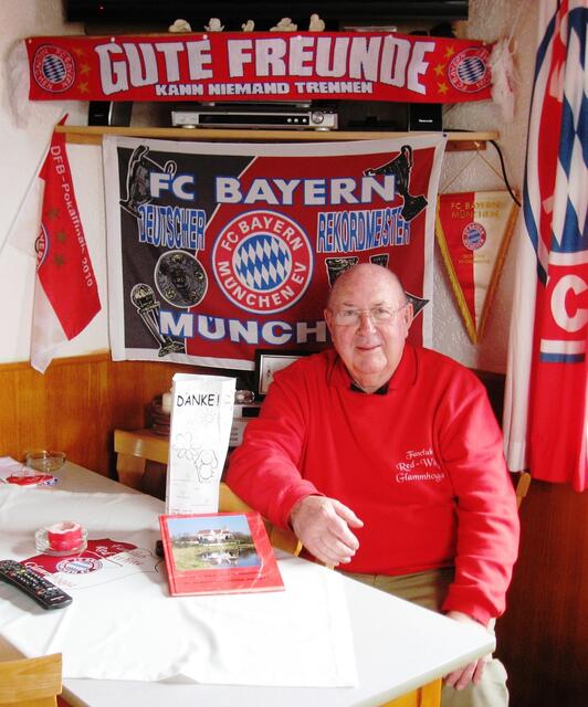Klaus Modlmeier, genannt " der Batzi " feierte dieses Jahr seinen 75. Geburtstag im Kreise seiner Freunde vom Bayern Fanclub Red White Glammhogga in Gablingen