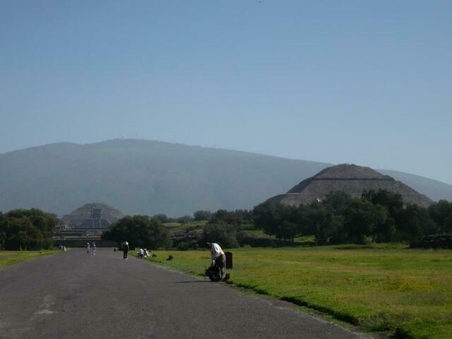 Die Sonnenpyramide (rechts) und die Monpyramide (links)