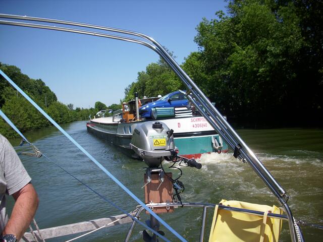 Besonders spannend wird es immer, wenn ein Frachtschiff entgegen kommt.