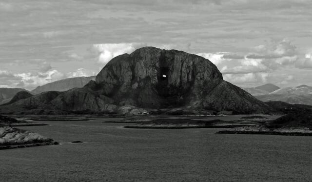 Der Berg Torghatten auf der Insel Torget, Norwegen