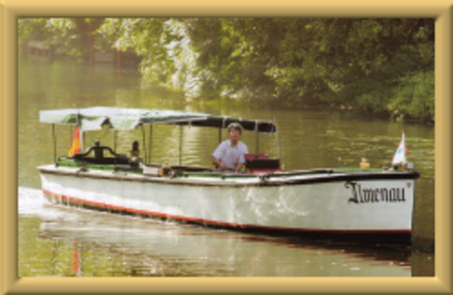 Fahrgastschiffahrt wie auf der Ilmenau, wäre in Stauabschnitten der Leine auch möglich:
http://www.rote-schleuse.de/MSIlmenau/MSIlmenau.html
Oder auch Kahnfahrt wie im Spreewald oder auf der Oker: http://www.okerpirat.de | Foto: http://www.rote-schleuse.de/MSIlmenau/MSIlmenau.html