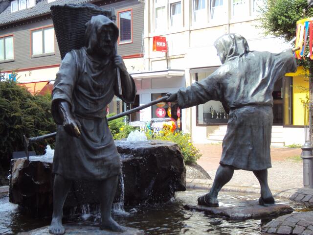 Brunnenfiguren in der Fußgängerzone vor dem Rathaus zeigen die Salzgewinnung und einen Söltjer mit seinem typischen Korb.