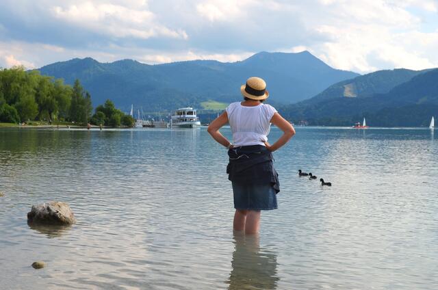 Sommerfreuden am Tegernsee II : Man könnte meinen dieses Bild entstammt einem kitschigen Landschaftsmaler des 19 Jahrhunderts.Ob die züchtig bekleidete Dame im See ihrem Liebsten auf dem Schiff zuwinken möchte oder nur dieAussicht genießen will,wird wohl ihr Geheimniss bleiben ...!
