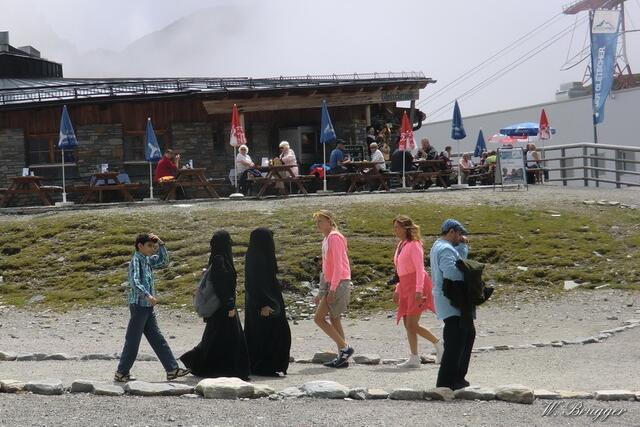 Zwei Welten treffen sich: Arabische Touristinnen und - eben andere. Wer den Unterschied bemerkt, hat gewonnen  ;-)