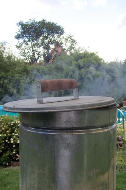 Oben muss der Kamin immer sichtbaren Rauch zeigen