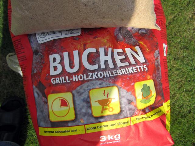 Es muss Buchenholz sein, Gibt den besten Geschmack. Nadelholz geht wegen des Harzgehalts nicht.