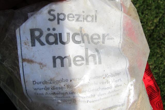 Räuchermehl gibt es in verschiedenen Mischungen. Mit Kräutern oder ohne.
