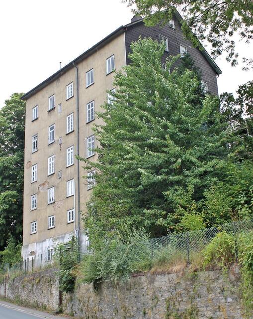 Deutschland höchster Pisè-Bau steht an einem steilen berghang. Die Straßenfront ist dreigeschossig, die Rückfront sechsgeschossig.