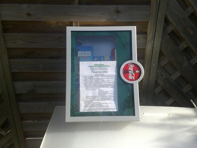 Alu-Uferprospektkasten, an vandalismussicherer Stelle montiert, kostenlos von CocCola, für unmittelbaren Zugriff vom Kanu aus!