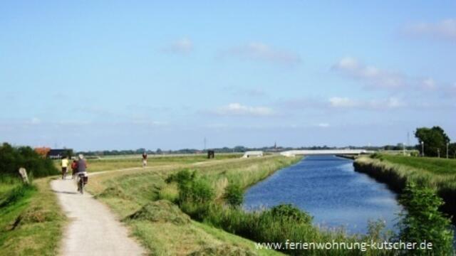 Der "Ostfriesland Wanderweg" entlang am Benser Tief.