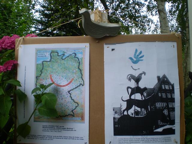 Rückseite vom Plakat "PLATZ DER DERSCHULE": Plakat "MILLIONEN LEIDEN: MOBBING" und Plakat zur Erinnerung an das Märchen "Die Bremer Stadtmusikanten und die Friedenstaube" aus dem Schulzentrum Rübekamp in Bremen-Gröpelingen