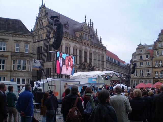 15. August 2013: Blick auf Frau Bundeskanzlerin Dr. Angela Merkel beim Singen des Deutschlandliedes
