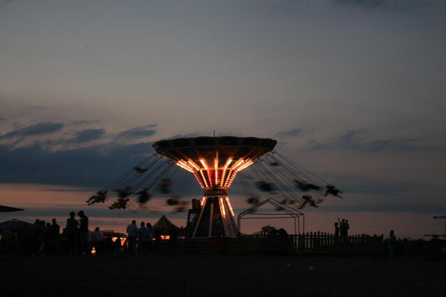 Am Sommerabend auf dem Sehnder Bergfest Kettenkarussel fahren