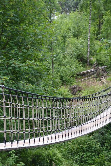 Über eine Hängebrücke geht es zurück zum großen Tipi. (Foto: Katja Woidtke)