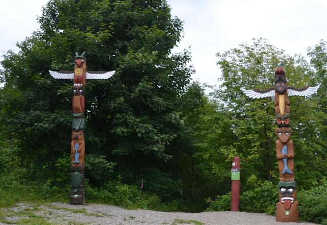 Bunt bemalte Totempfähle dienten den Indianern an der amerikanischen Nordwestküste als Familienwappen. (Foto: Katja Woidtke)