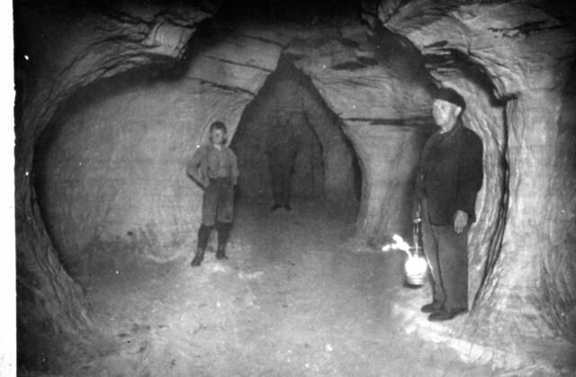 Ehemaliger Bergmann legt in den 30er Jahren das Höhlen- und Tunnelsystem unterhalb der Stadt frei und macht es somit der Öffentlichkeit für ein paar Jahre lang zugänglich - heute Privat und geschlossen