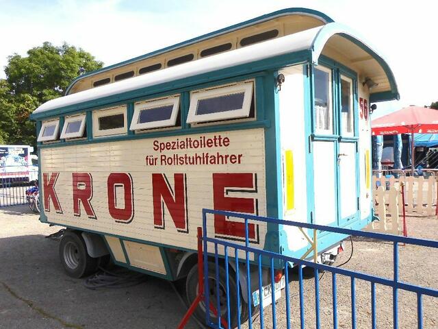 Auch an Rollstuhlfahrer wurde gedacht. Und somit verfügt der Circus Krone über die einzigste mobile 
Behinderten-Toilette der Welt.
