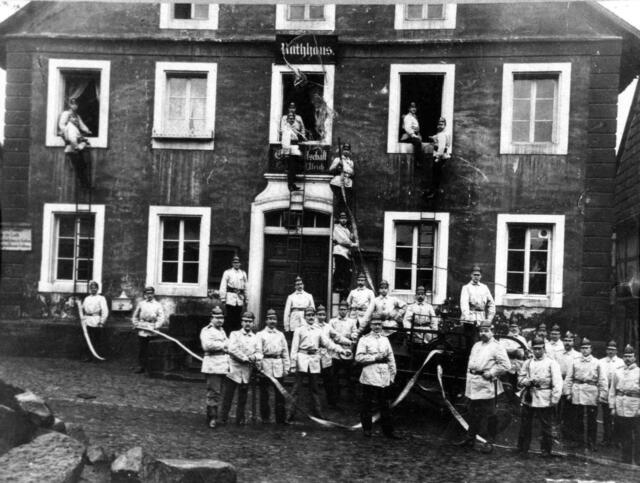 die 1903 gegründete  Freiwillige Feuerwehr, hier 1904 - bei einer gestellten Übung