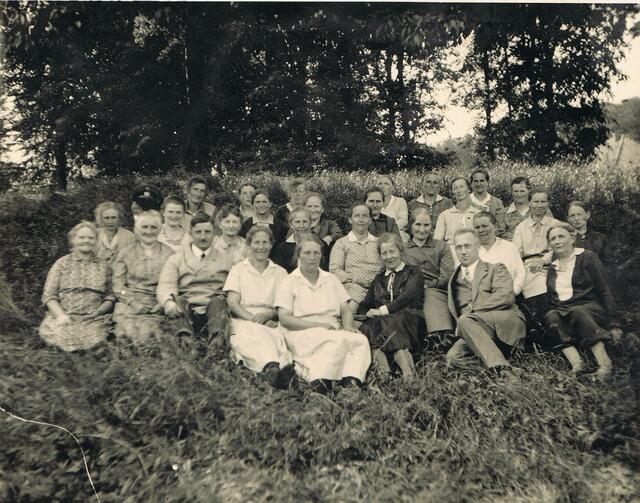 Eine Schar Landauer Frauen um Lehrer Heinrich Höhle herum versammelt - Anlaß leider unbekannt